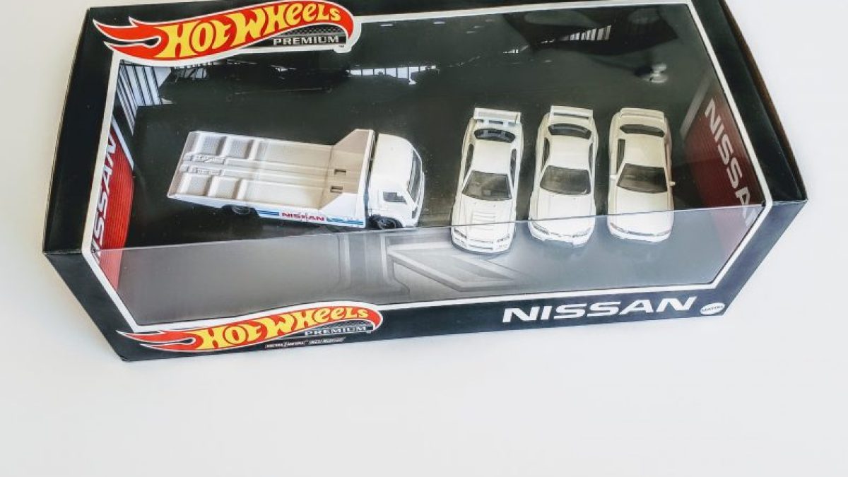 Hot Wheels Premium Nissan Skyline GT-R Garage Box Set - SS21 - US