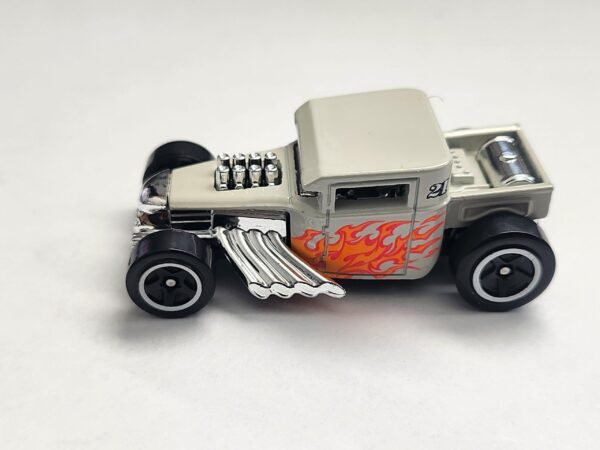 Hot Wheels 2025 Multi-pack exclusive: Bone shaker in pearl white w/orange flames