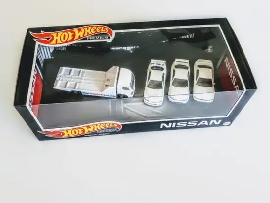 Hot Wheels 2021 Premium Collector Display Nissan GT-R Garage - GRN86