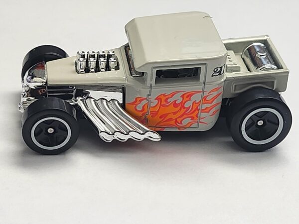 Hot Wheels 2025 Multi-pack exclusive: Bone shaker in pearl white w/orange flames