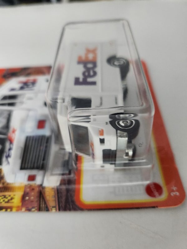 Matchbox 2023 Express Delivery (Fedex Truck) white HKW86