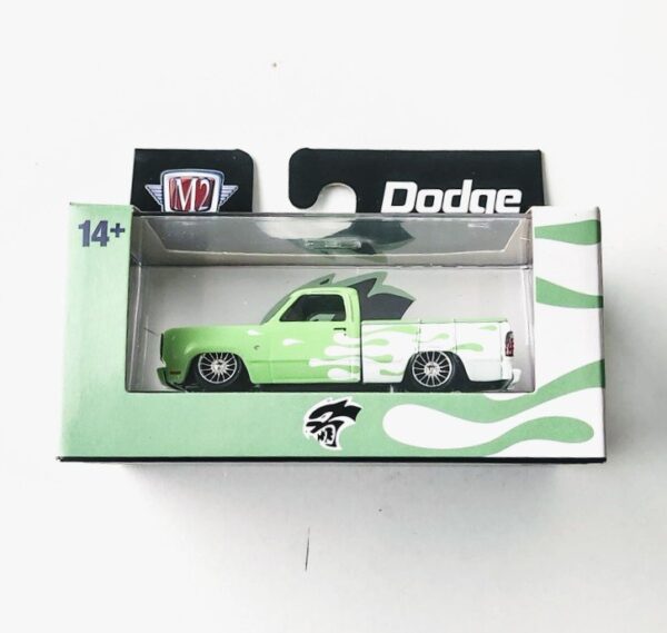 M2 Machines series 32500-S146 1976 Dodge Adventurer 150 - Custom green 25-116