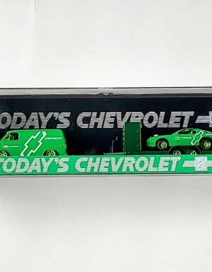 M2 Machines 2026 Auto Haulers 36000-R96 1971 Chevrolet Van and 1985 Chevrolet Camaro IROC-Z green chase 25-40