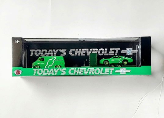 M2 Machines 2026 Auto Haulers 36000-R96 1971 Chevrolet Van and 1985 Chevrolet Camaro IROC-Z green chase 25-40