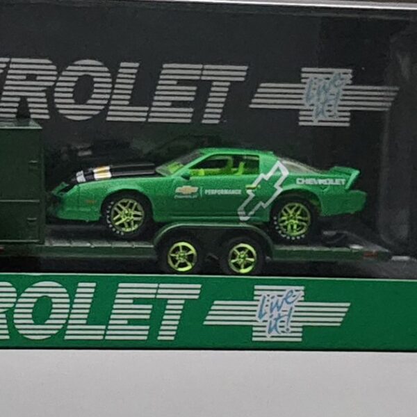 M2 Machines 2026 Auto Haulers 36000-R96 1971 Chevrolet Van and 1985 Chevrolet Camaro IROC-Z green chase 25-40